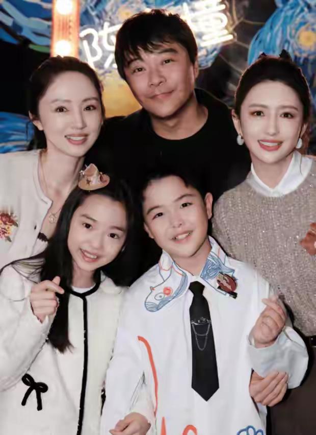 1月31号，佟丽娅在社交平台晒出儿子朵朵的10岁生日会照片，还配文说现场全是小朋