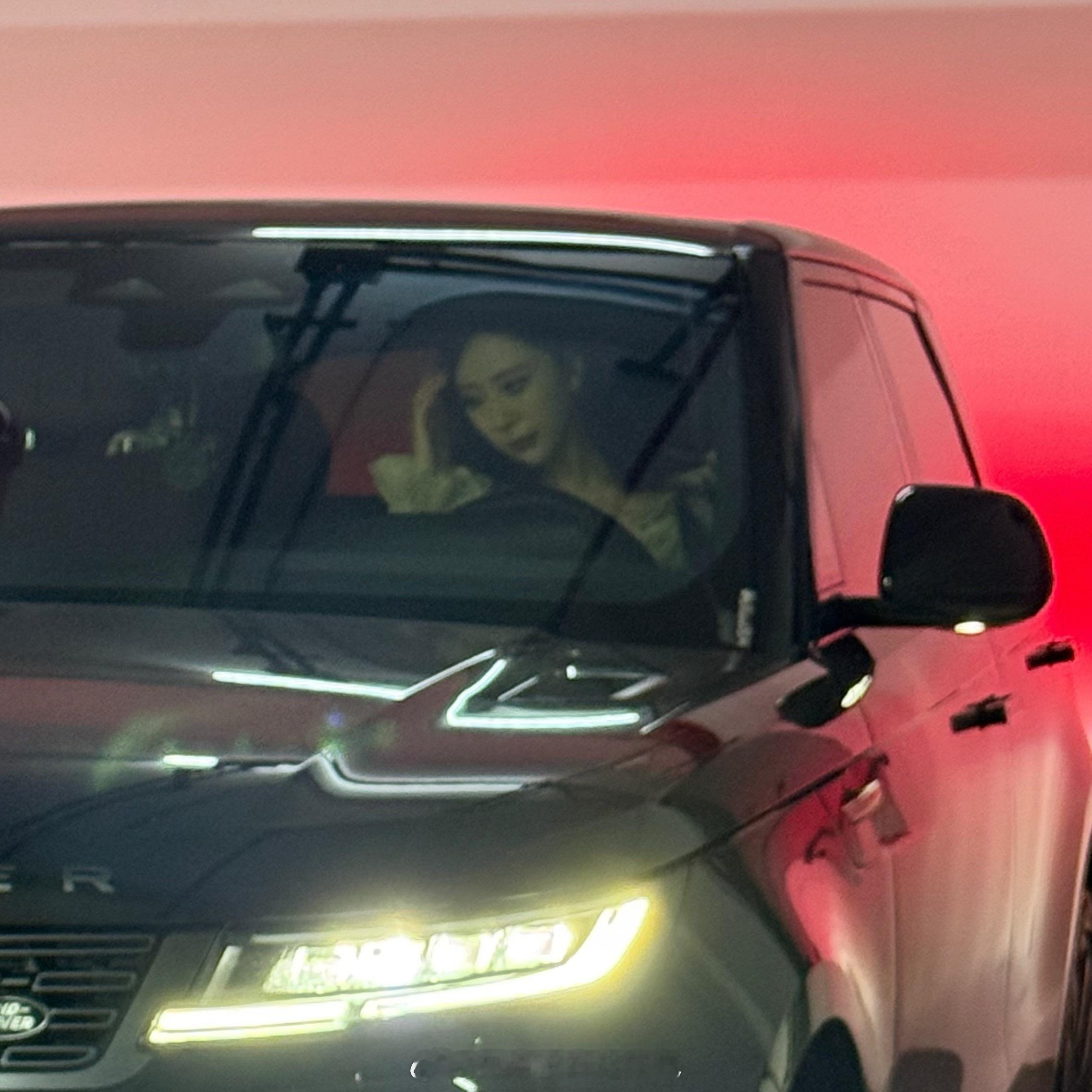 夜深人静 就把心掏出来缝缝补补 一觉醒来又是信心百倍 睡前原谅一切 醒来便是重生