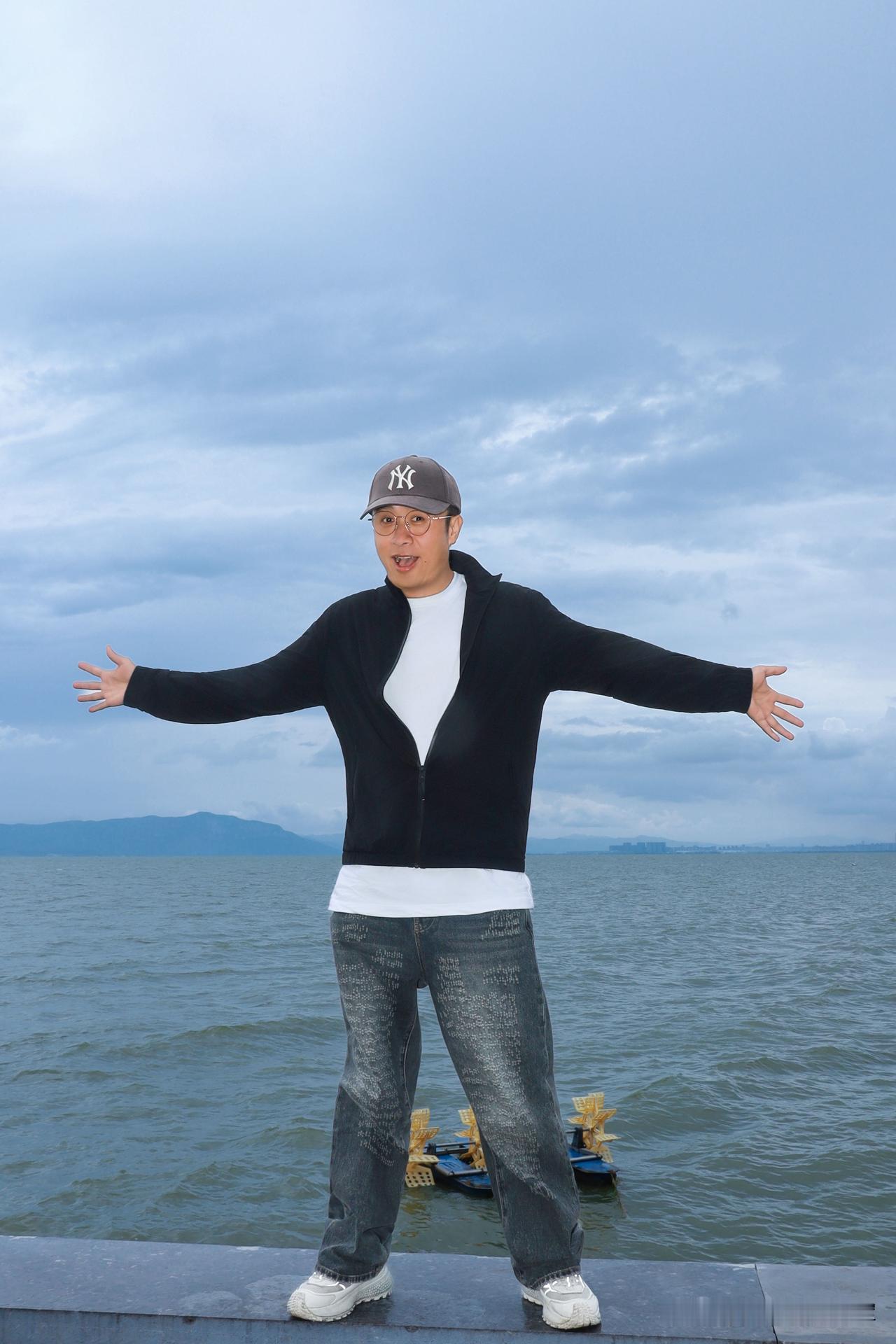 今天去昆明海晏村自拍啦，体验感直接拉满！
海晏村是滇池畔的落日秘境和古朴渔村，还
