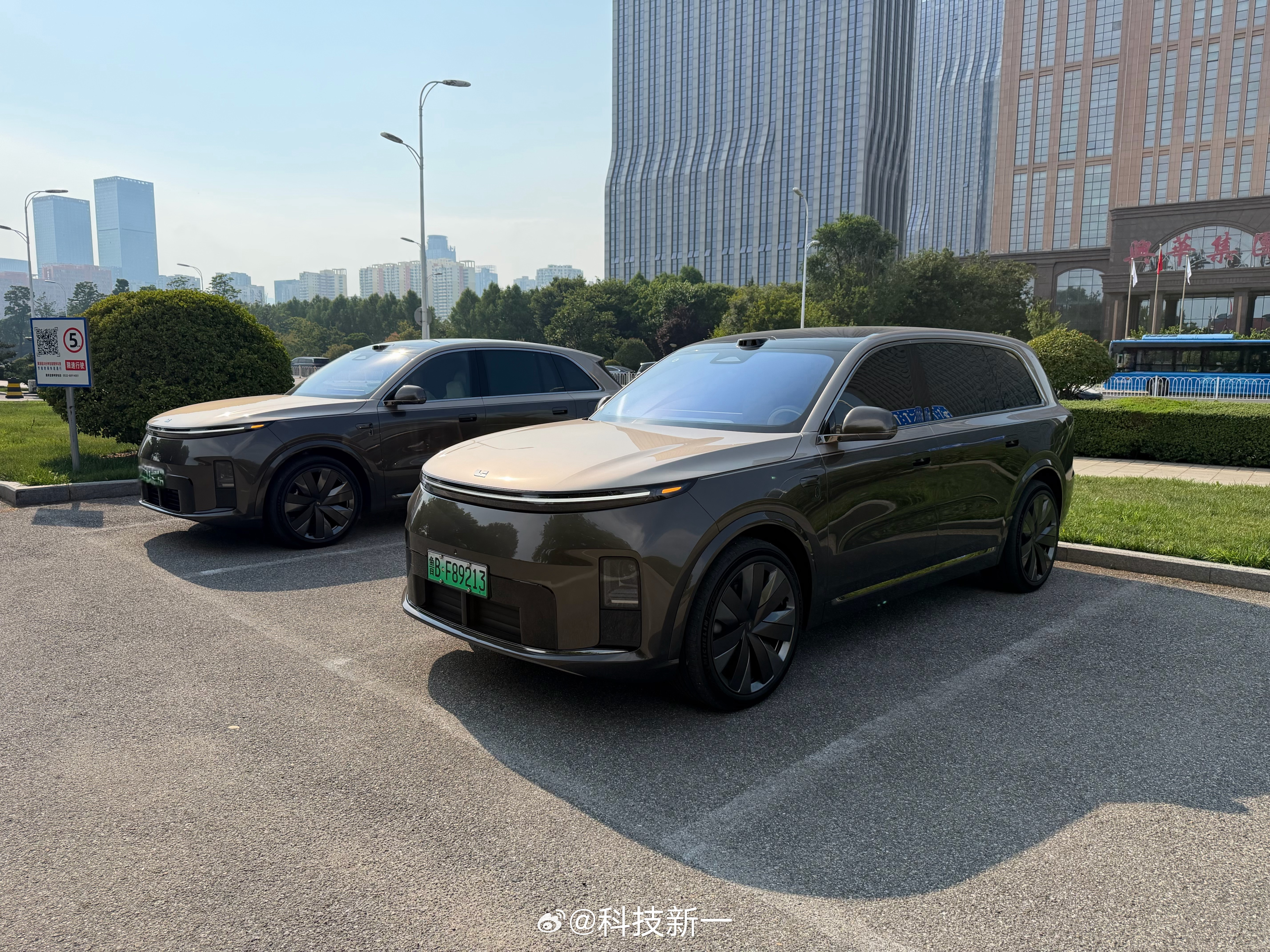 理想L9 Livis和L8 Livis对比，正面看区别很小，但侧面看L9 Liv