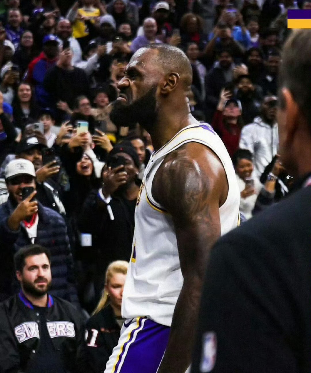 詹姆斯第四节再次站出来拯救球队！打满12分钟砍下11分，帮助湖人完成逆转！湖人末