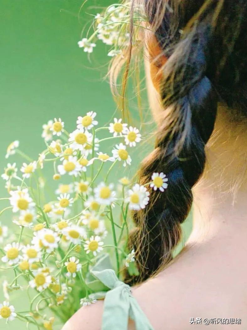 过日子哪能不算计着点？但省钱不是抠门，是会过日子。

就像买菜，傍晚去挑挑，新鲜