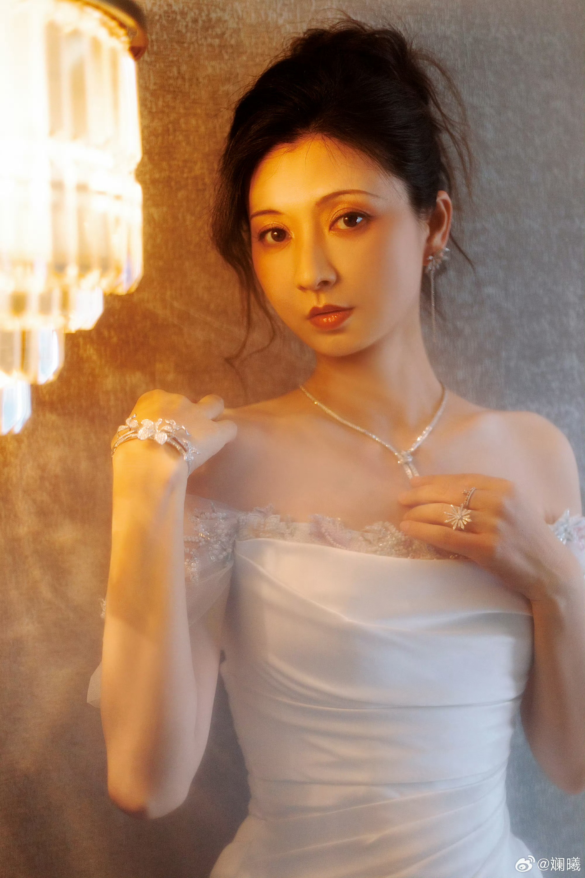 眉姐姐来卖丑衣服了以前觉得她演技挺好的所以希望她可以多拍几部电视剧！年代剧太适合