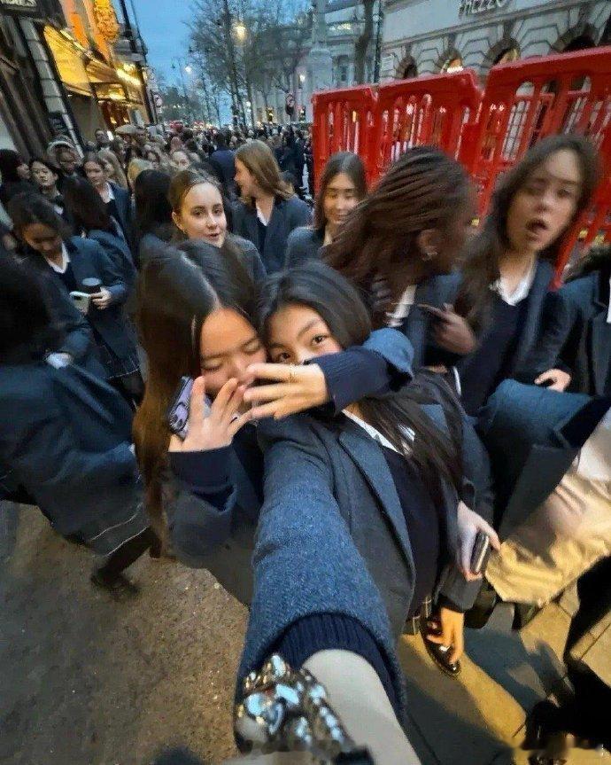 李湘昔日之语，一语成谶。其女社交圈遍全球，果然应了那句“朋友来自世界各地”，令人