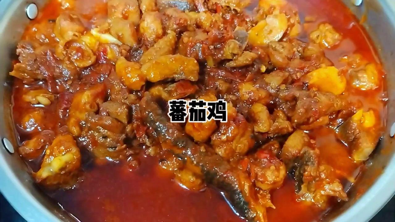 🍲今天做的用的是半只鸡，大概两斤半左右，鸡肉尽量砍小一点。
🍲砍好就放点生姜