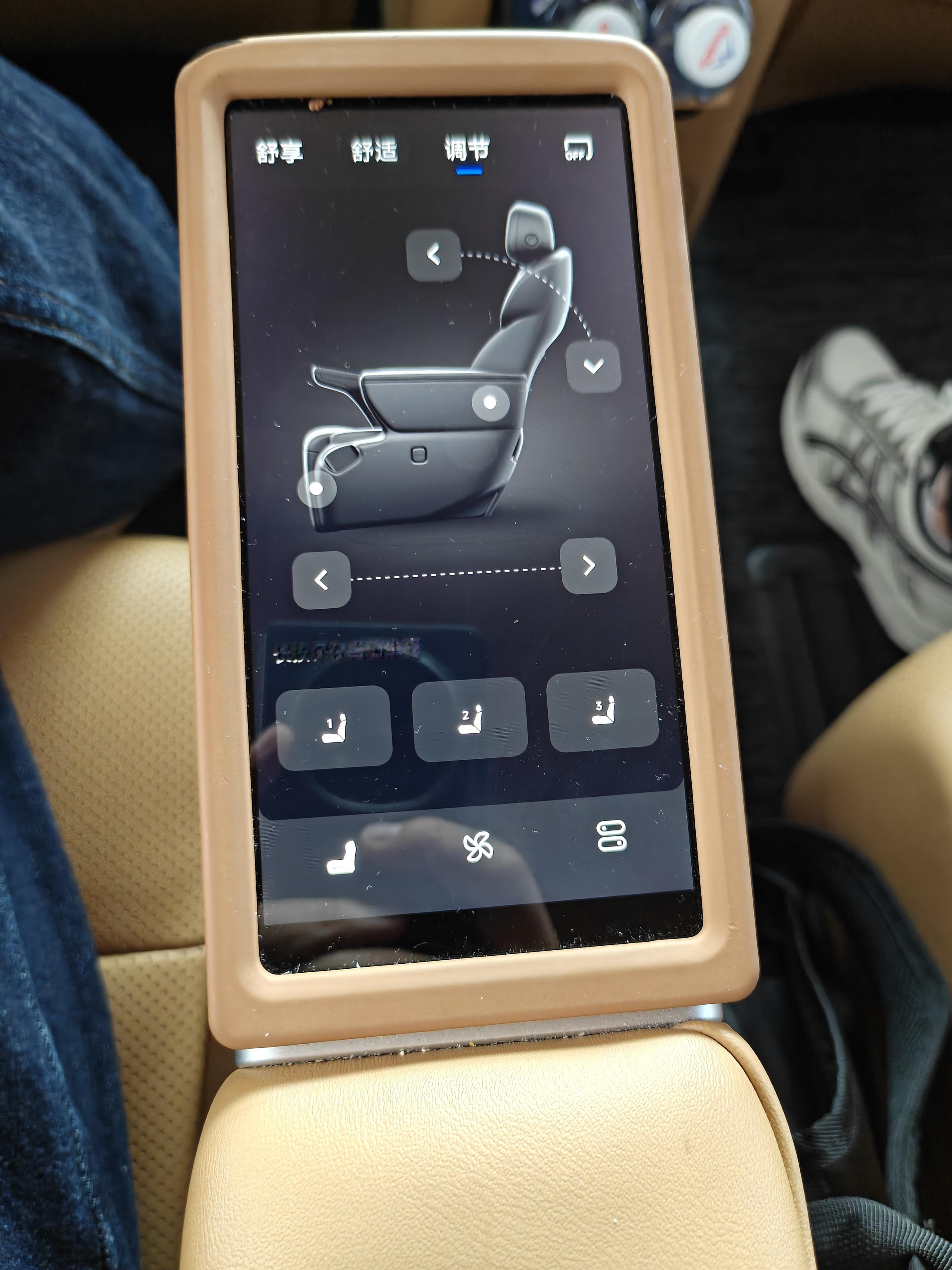 第一次体验这个后排屏幕是三四年前在传祺M8上当时还觉得很高端这几年各类国产新势力