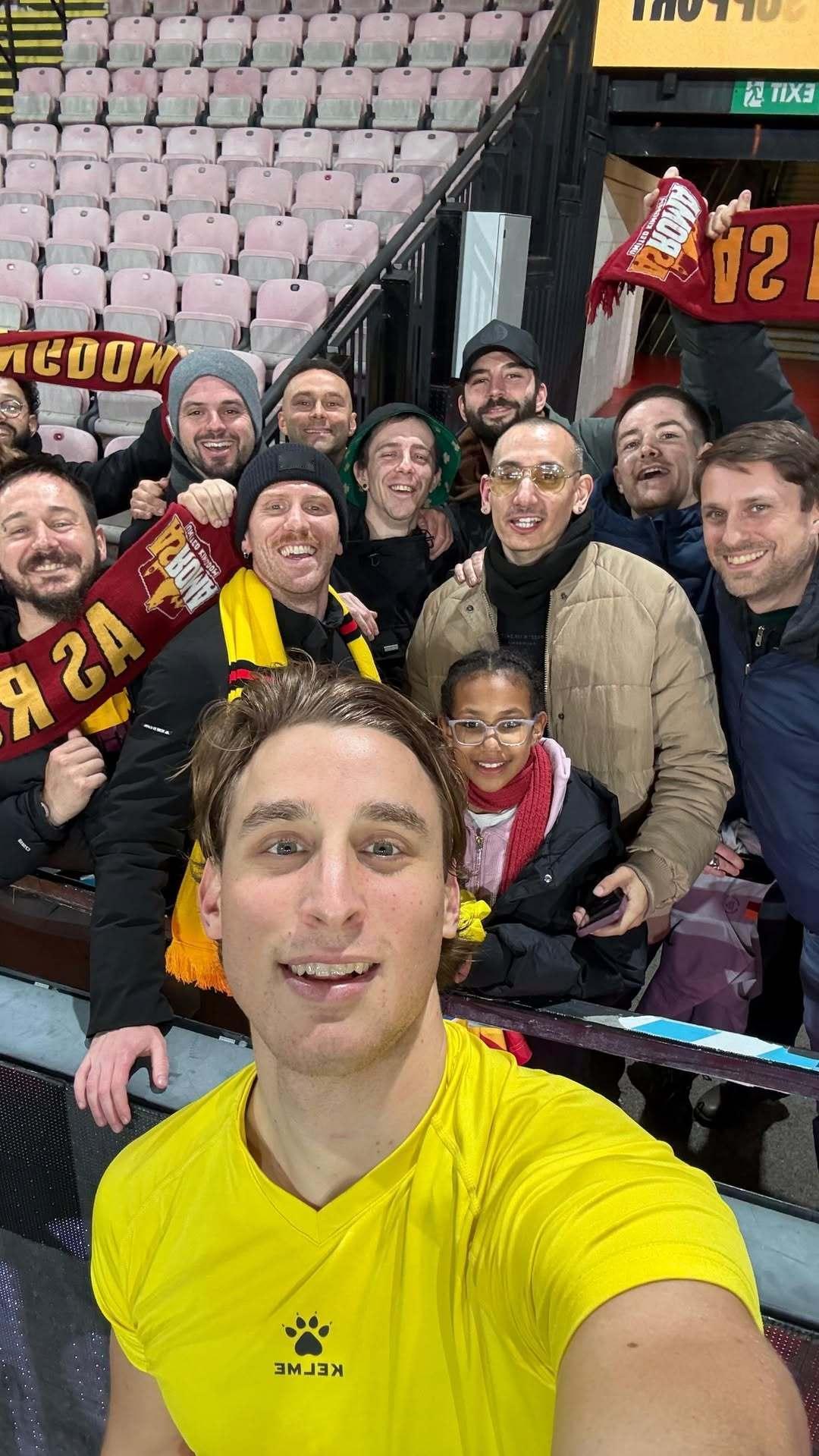 娘家人来了，UK罗马俱乐部在现场为博维挂出横幅：“尽管离开罗马了，但你永远不会孤