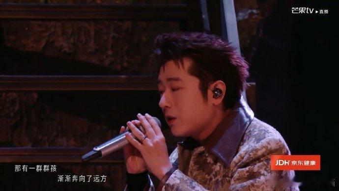 茶花开了唱哭王赫野披荆斩棘《茶花开了》不止好听，更能直击心底，王赫野被歌声打动，