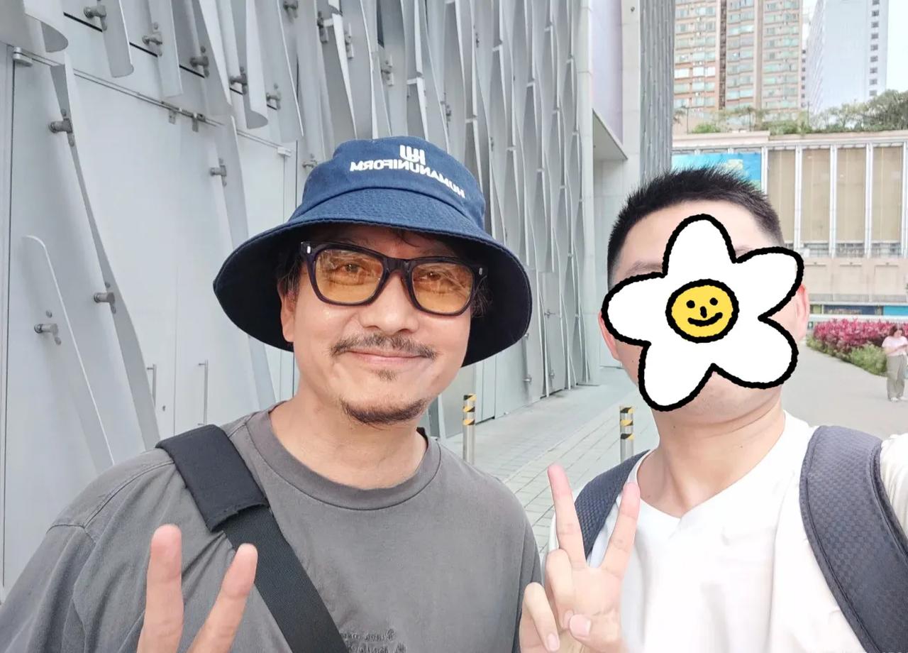 街头偶遇香港影帝，岁月不饶人啊，昔日大帅哥成大叔了！
某网友到香港旅游时，偶遇了