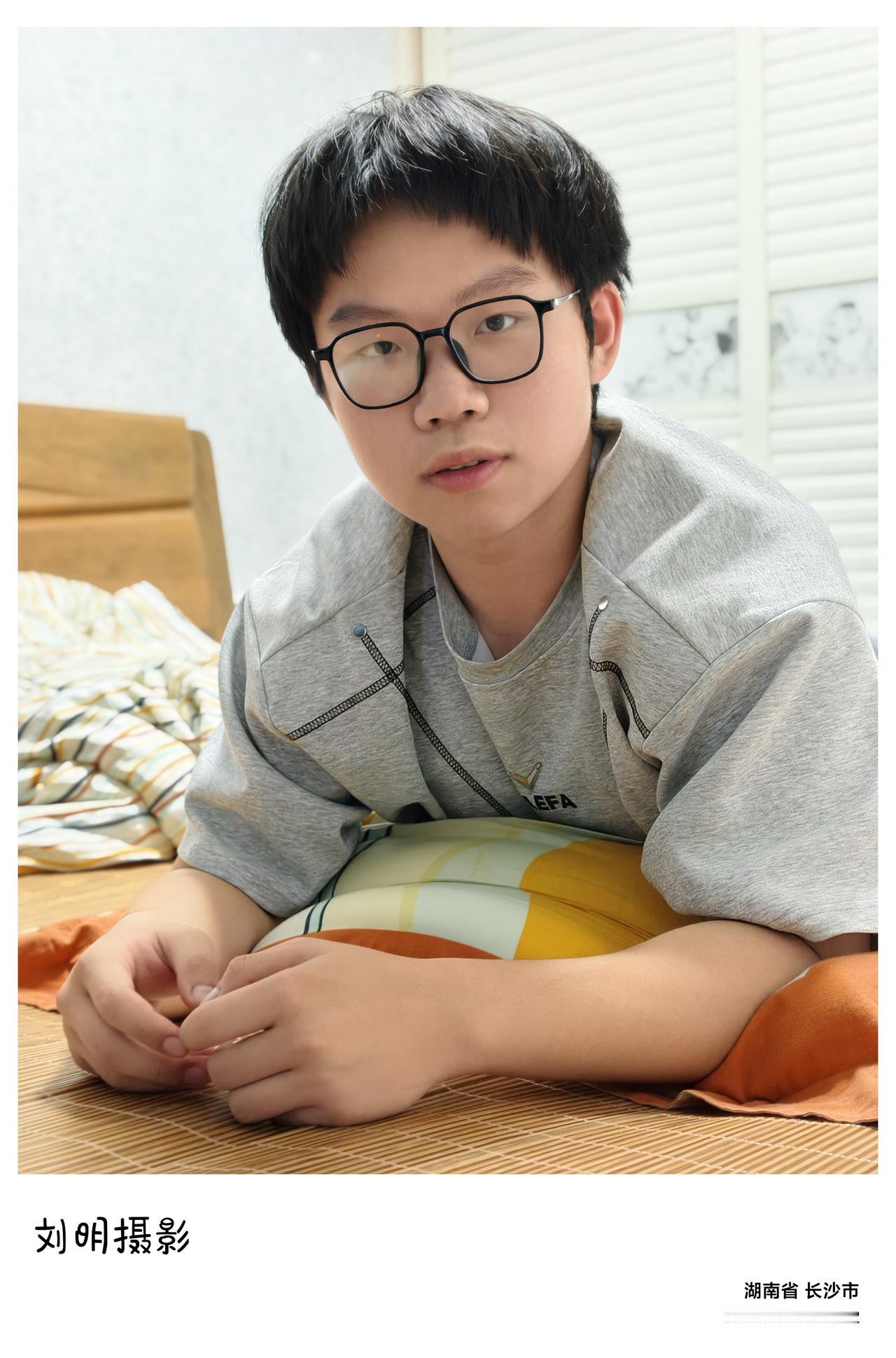 今天长沙由阴转晴，晚风清和。闲步院中，忽见百合悄然盛放，花瓣素白晕着浅红，花蕊绛