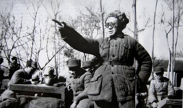 1950年，重庆，刘伯承得知原配过得不好，便派人要接她过来，但原配始终不肯，背后