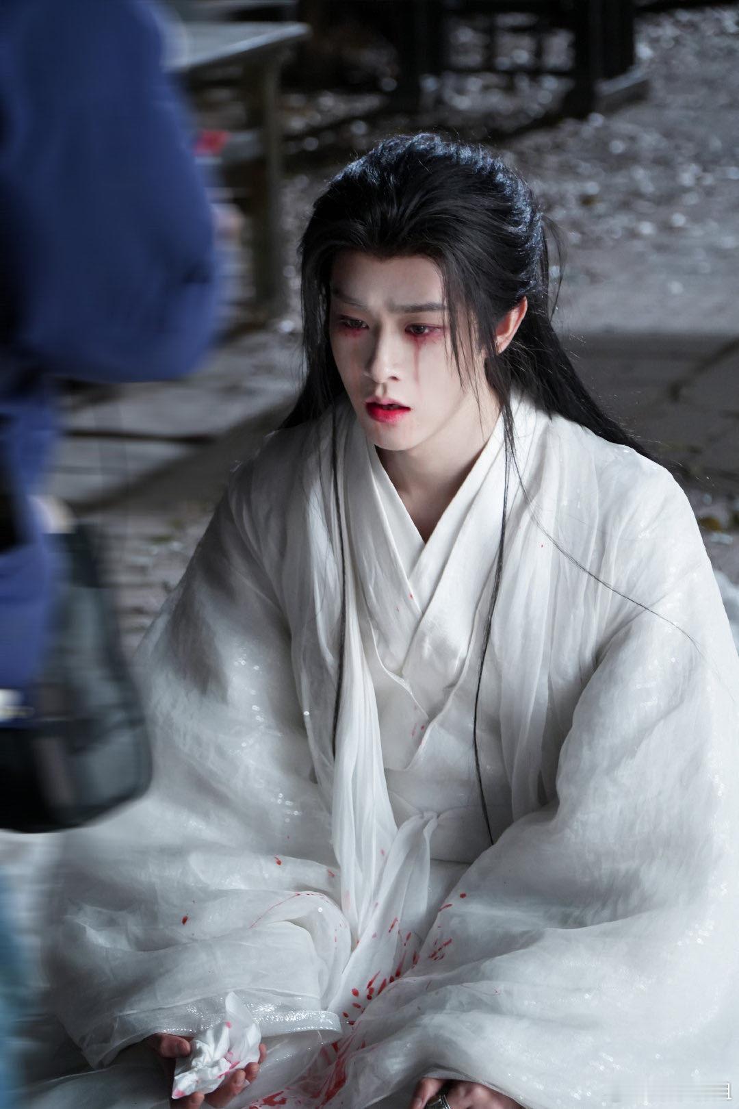 田嘉瑞月鳞绮纪里面造型神似刘亦菲 谁在拿男艺人和女前辈做对比。。。刘亦菲大前辈来