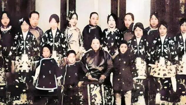 [微风]袁世凯一生娶了1个正妻9个姨太太。一天，他喝醉了，把美貌女子拽进了房间，