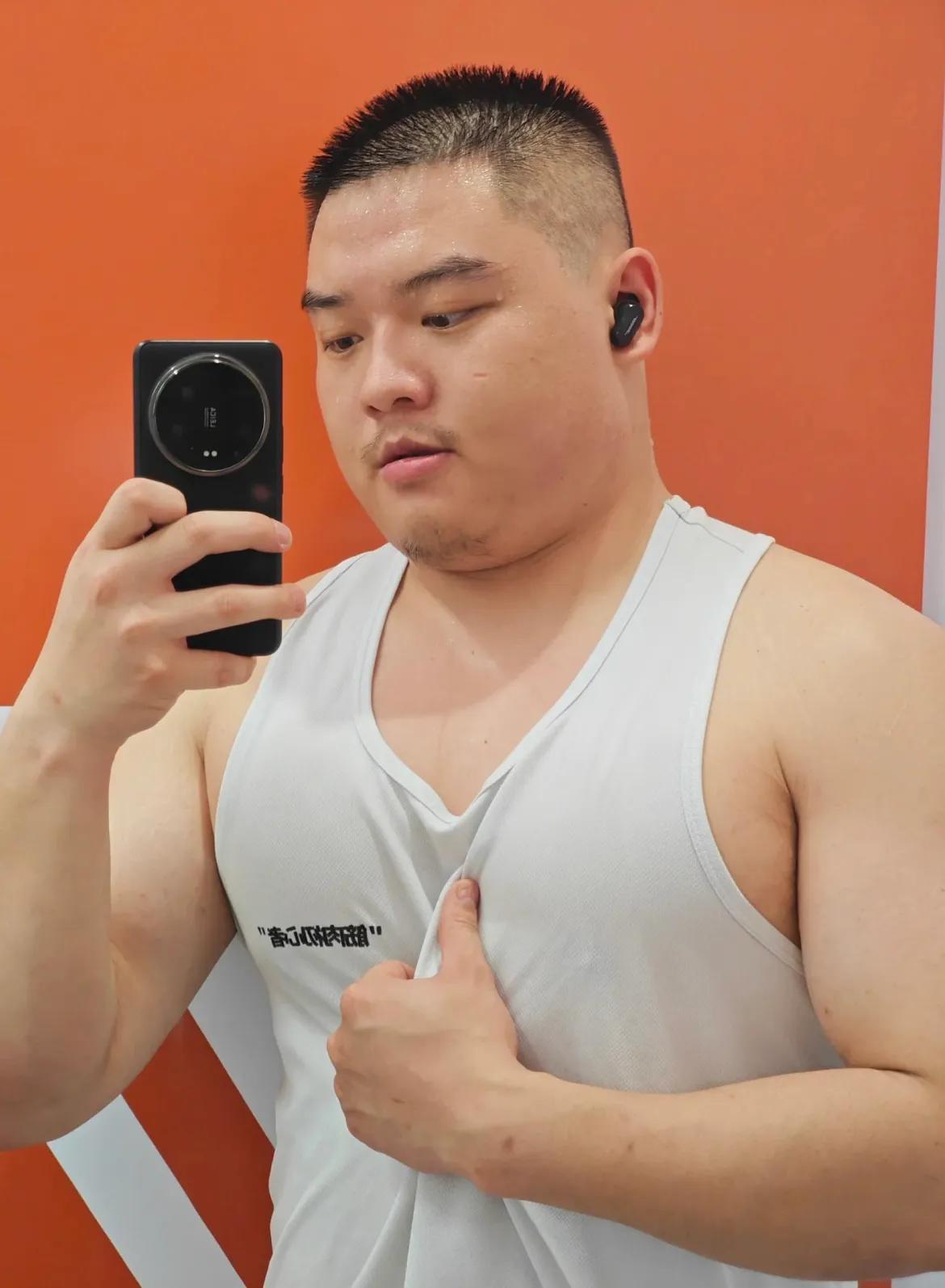 把所有的一言难尽一练而尽，生活不是一种刁难而且一种雕刻，健身的力量温柔又强悍。