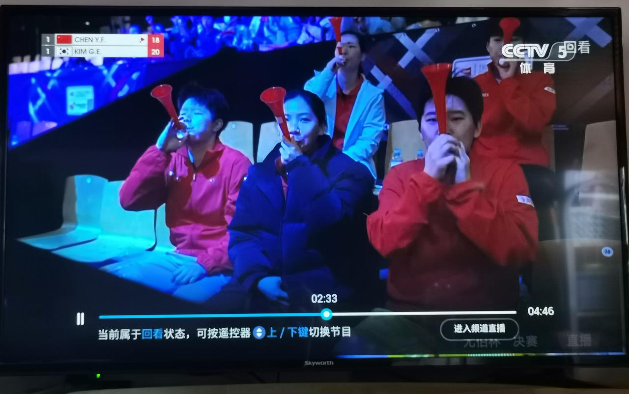 赛场实录！韩国队边吹喇叭边干扰，体育竞技底线何在？
 
这是尤伯杯决赛的现场截图