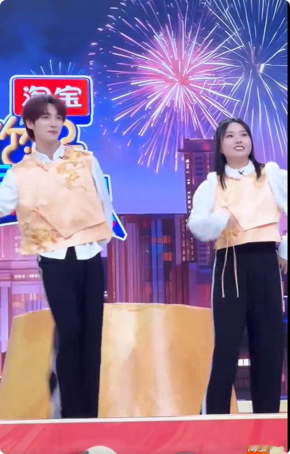 李雪琴丁程鑫萌感姐弟被李雪琴丁程鑫可爱晕了！领舞花絮欢乐满满，萌感姐弟互动太治愈