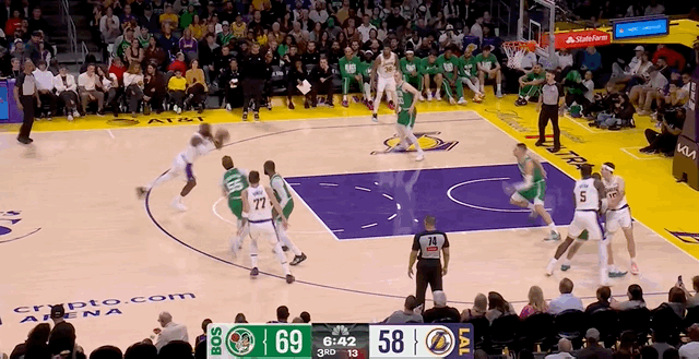 恭喜詹姆斯！第三节突破上篮命中，职业生涯总得分来到了43000分！继续刷新历史第