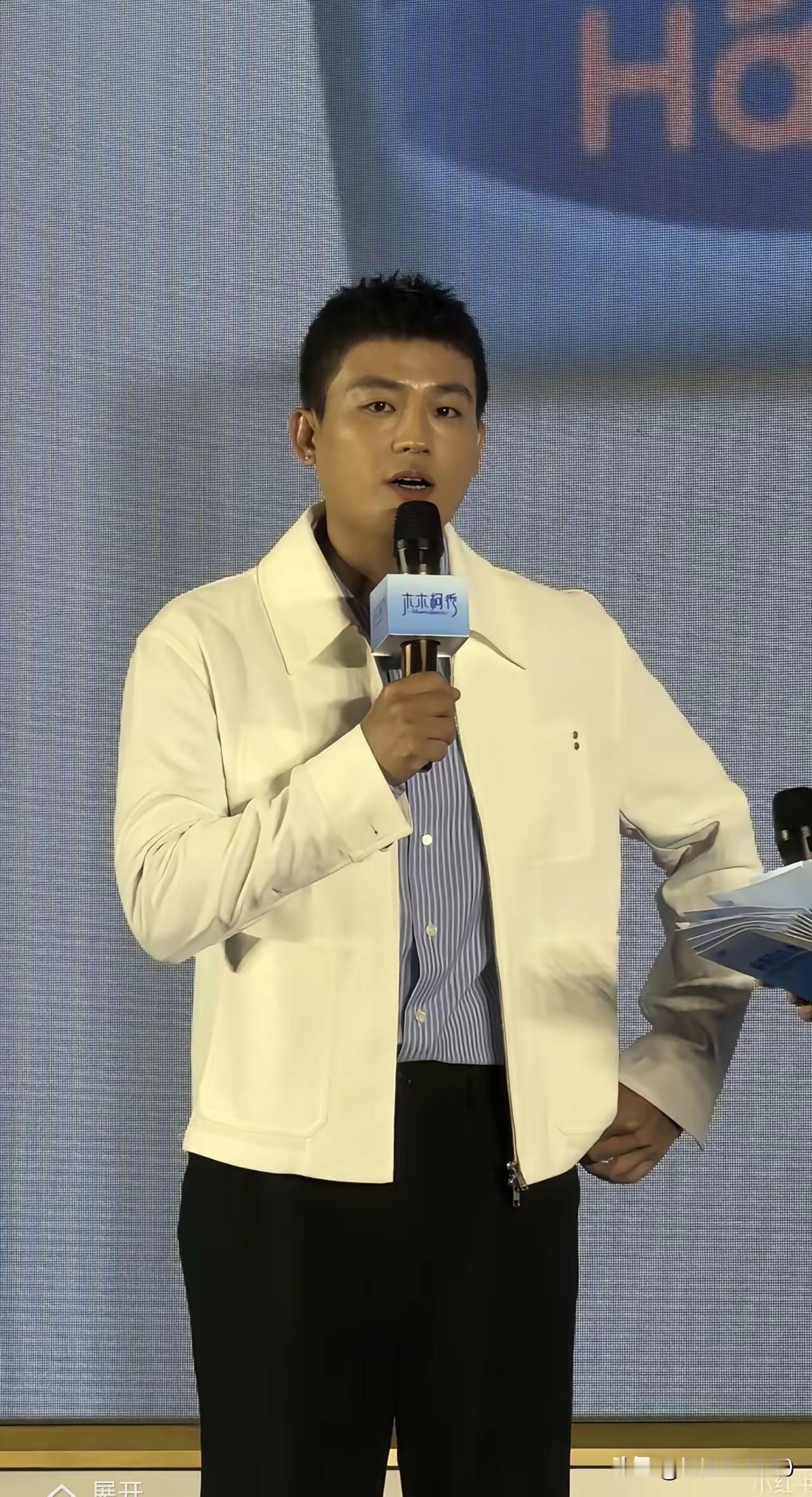 这个男演员怎么看起来那么眼熟，但是看他的脸型和肤色又感觉不像，他没有这么胖和那样