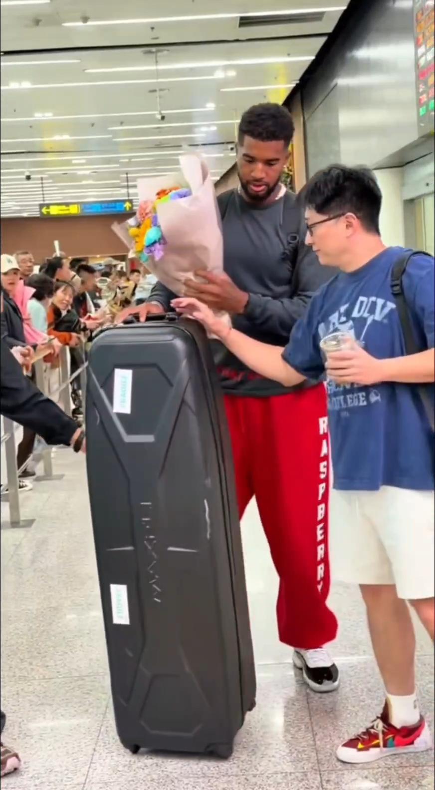 哎呀！天呐！这克里斯怎么变成了一个，年轻英俊的，毛头小伙子呀！辽宁队签约的，上个