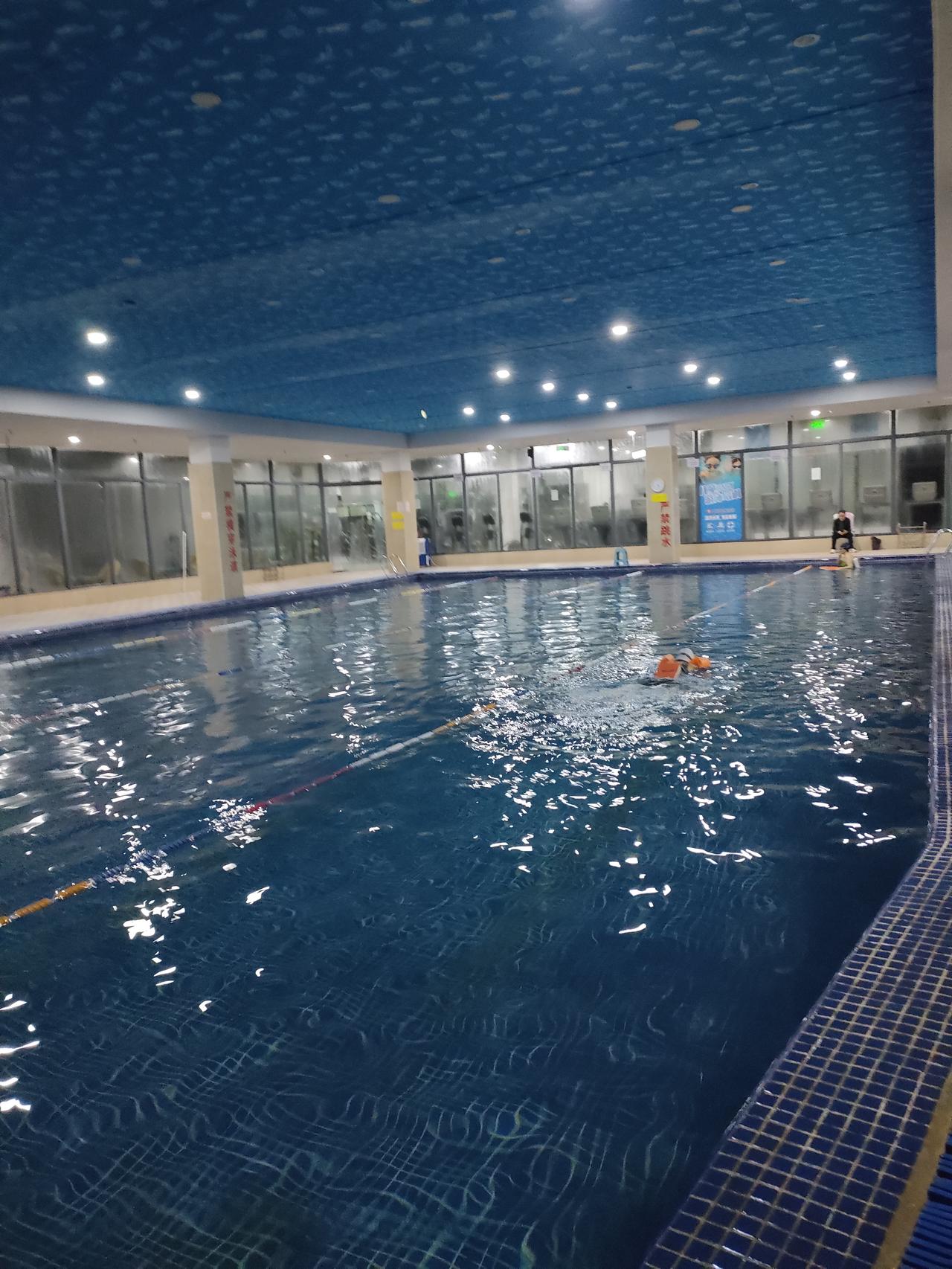 今天第14次自学蛙泳，根据蛙泳口诀和泳友的指教下可以勉强做收翻蹬夹。感觉收翻较轻