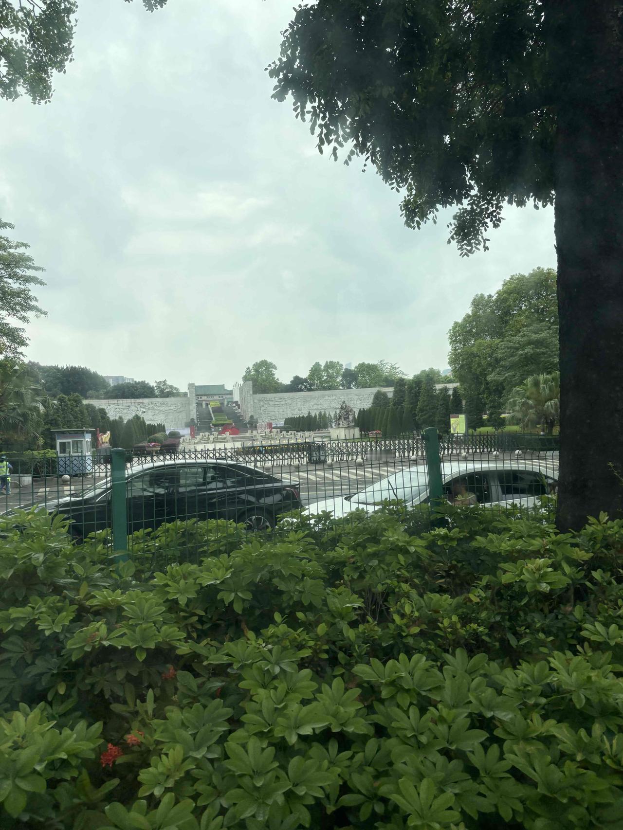 又是一年清明时
广东很多地方的习俗都是过了清明才拜山的，所以每到这个时候，银河园