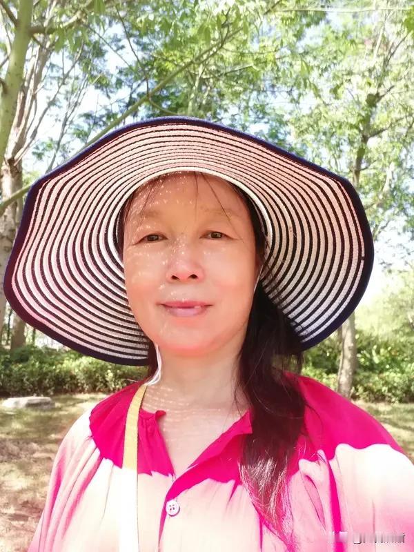 女人70岁找老伴一点都不丢人。就像有位快70岁的阿姨，老伴走后起初拒绝相亲，觉得