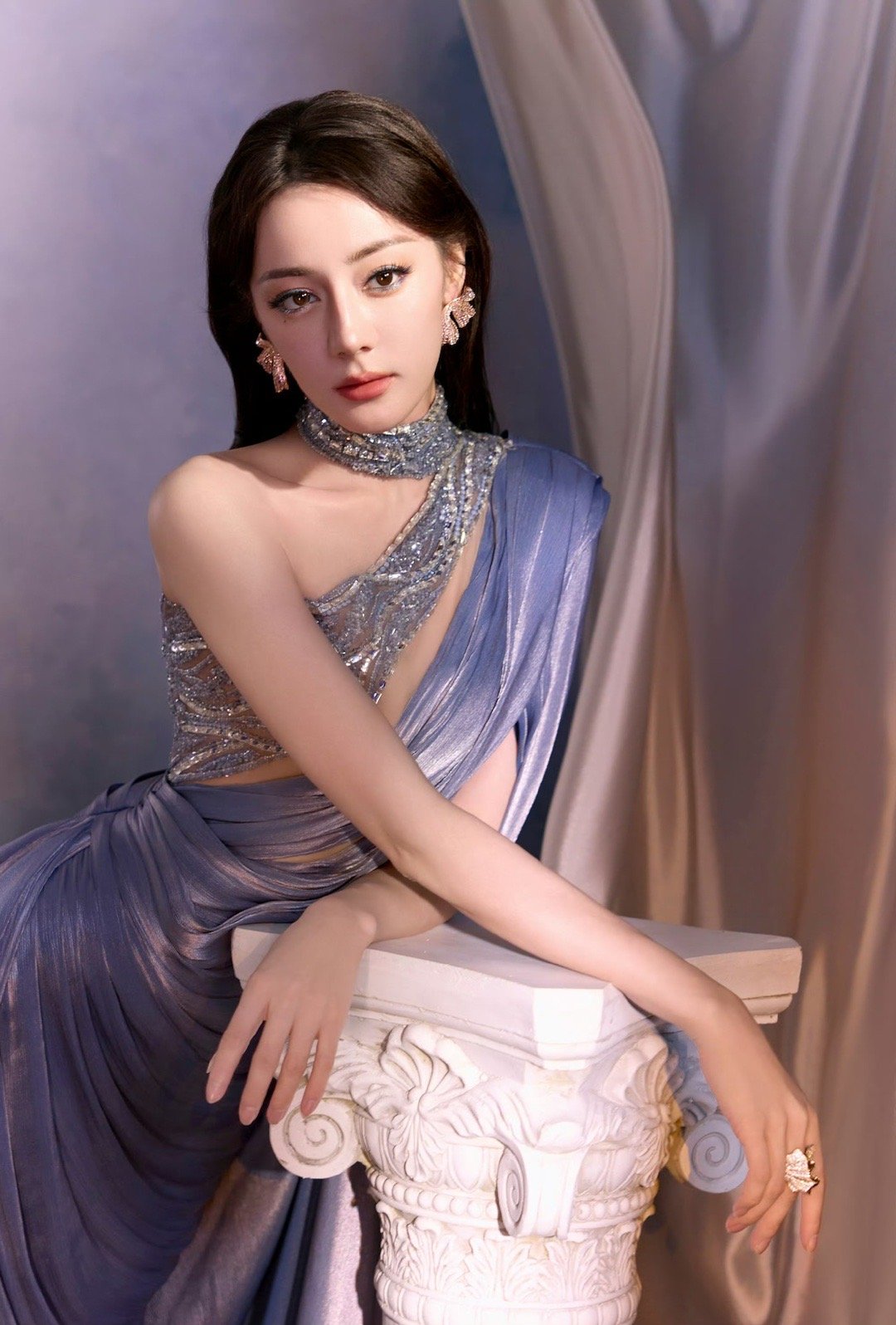 #迪丽热巴蓝色流光定制裙#迪丽热巴身着蓝色流光定制裙，如深海之珠，璀璨夺目。其眸