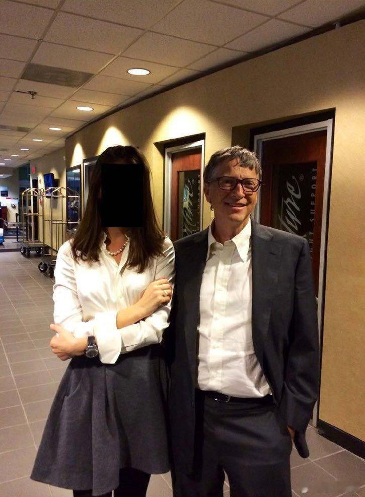 据美国司法部公布的最新文件显示，爱泼斯坦声称，微软创办人比尔·盖茨（Bill G