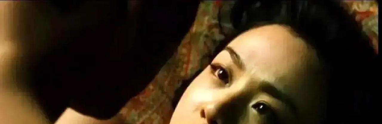 梁朝伟拍完一部戏，8个月没碰刘嘉玲。
不是不爱，是他的魂被角色扣下了。
连导演李