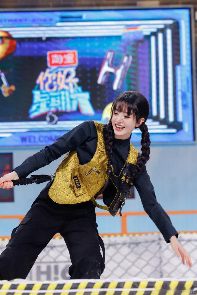 田曦薇[超话]  田曦薇骑士靴公主裙 看田曦薇在《你好星期六》的穿搭，美到让人心