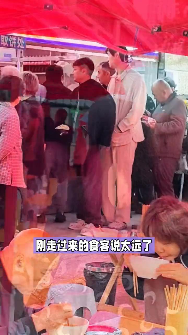 新开牛肉汤，下雨排队喝汤人真多。
这里是洛阳机车厂路中州东路口，下着雨，排队喝汤