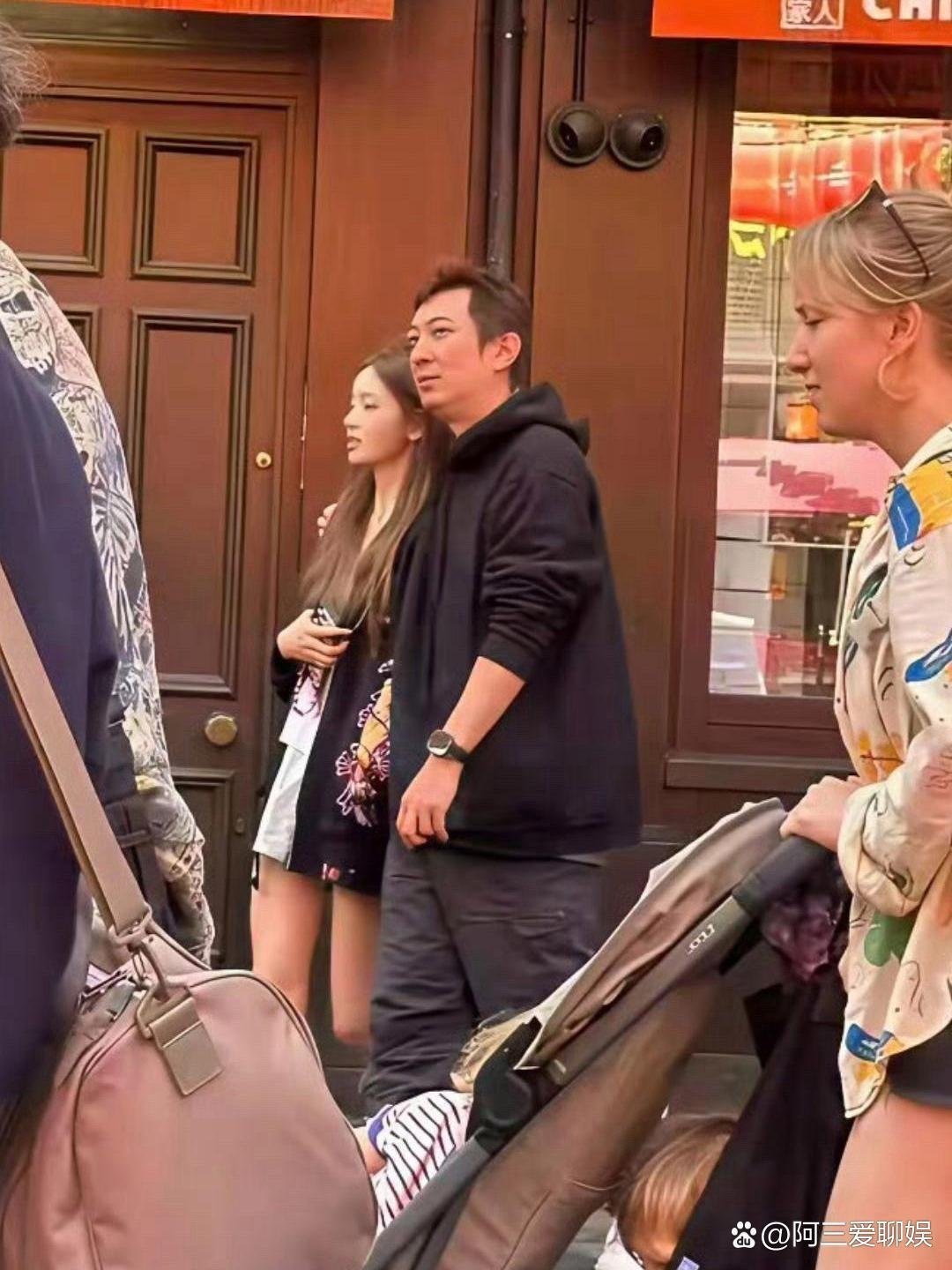 王思聪携女友懒懒现身唐人街，搭肩同游显亲密 ​​​
