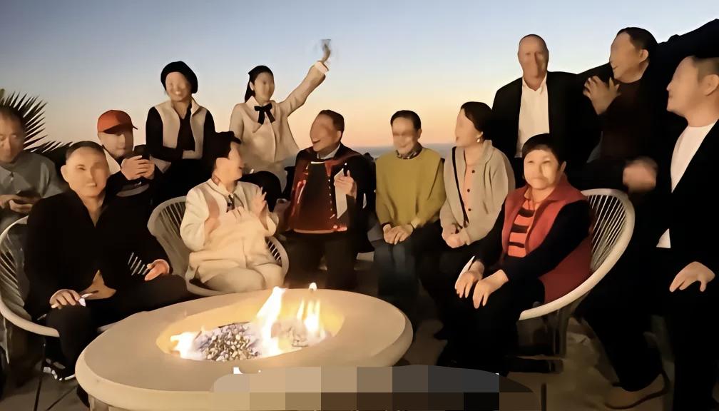 姜昆和一群润人在美国高唱《我和我的祖国》，这画面真的是太讽刺了。
姜昆其实是在嘲