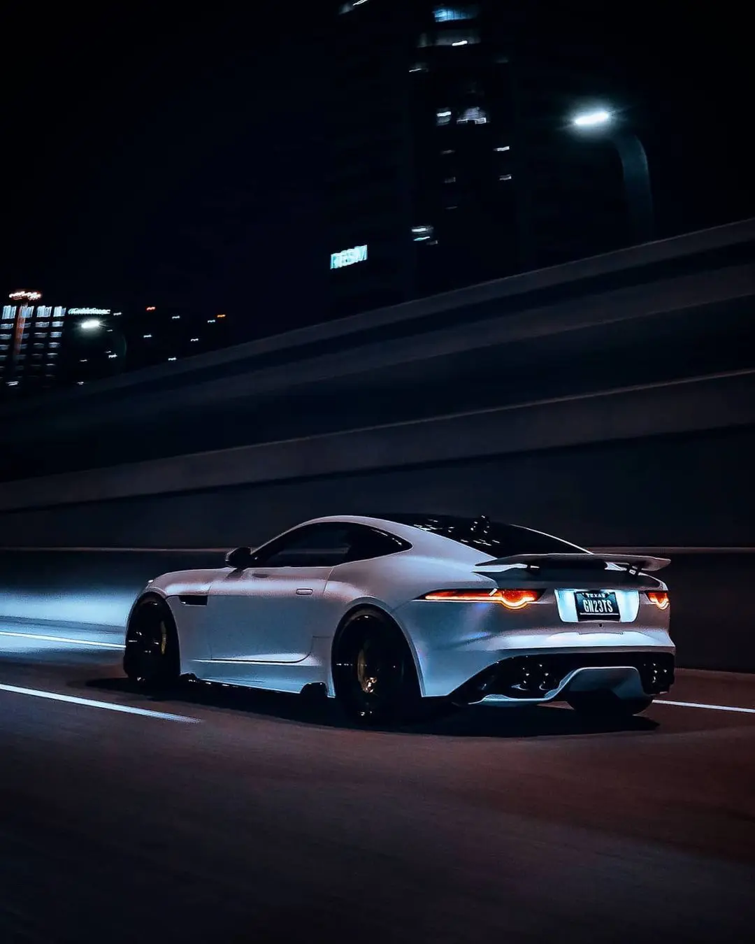 夜幕下飞驰而过的捷豹Ftype.