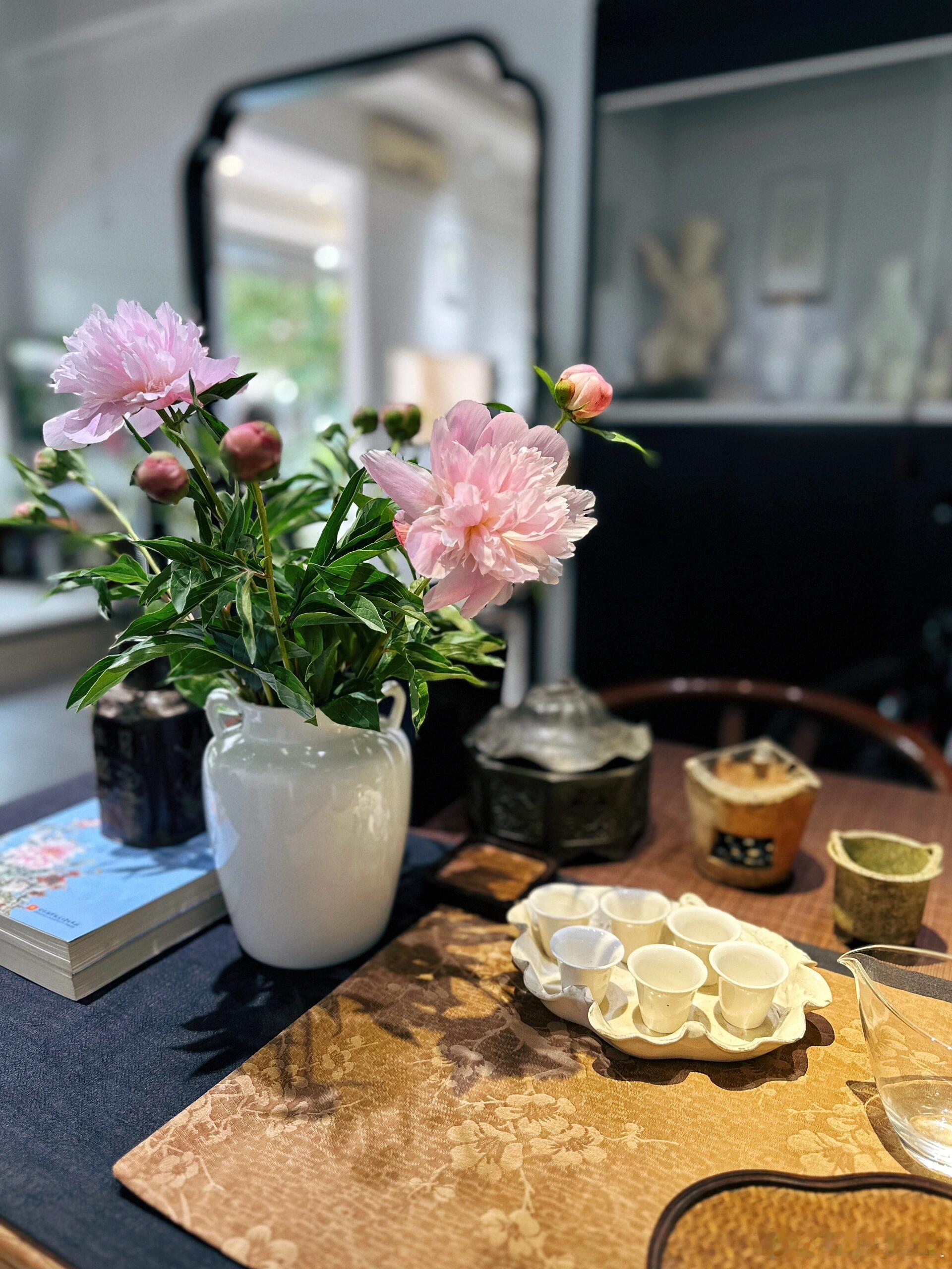 日常饮茶今日幸得美女友友，携好茶，捧芍药而至。 ​​​