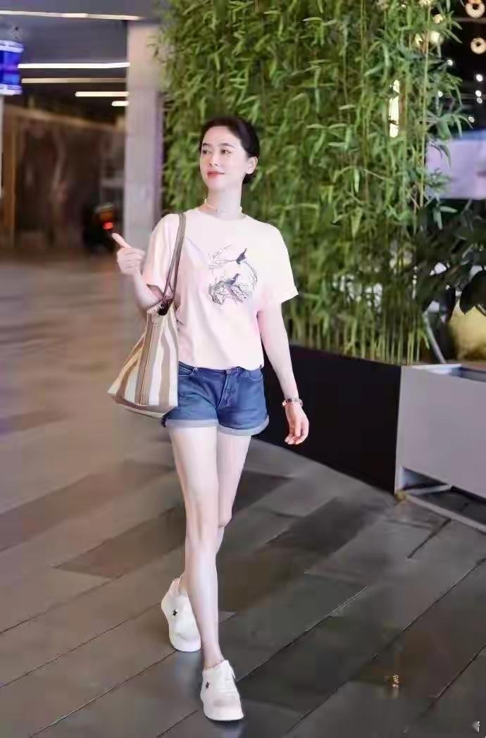 离婚后的左小青放飞自我！衬衫不配半身裙，才更高级时髦 ​​​