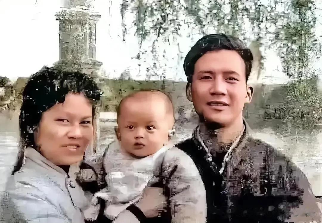 马云童年照曝光，父母高颜值。马云成功避开了父母优秀的基因。

这是马云小时候被父