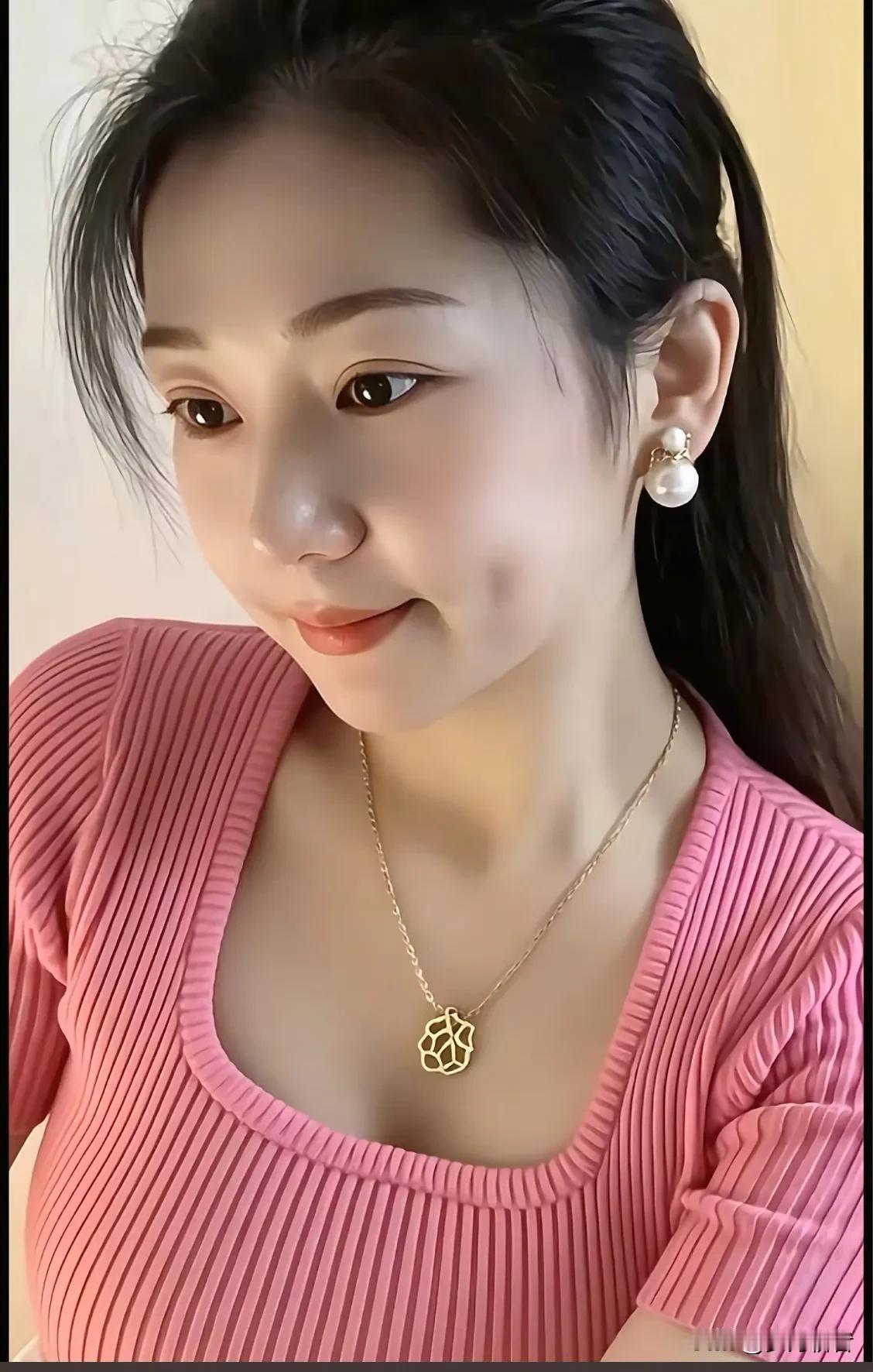 甜甜的酒窝
浅浅的笑容
纯纯的脸蛋
天天的思念