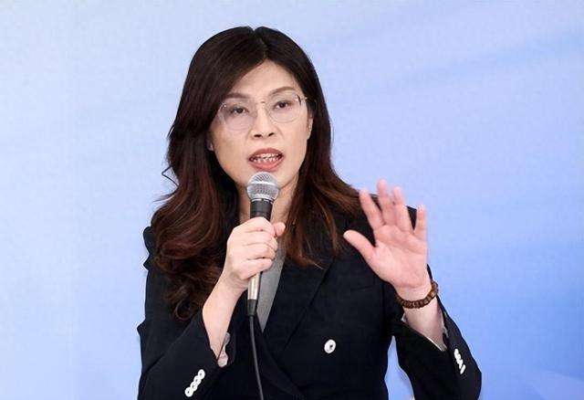 郑丽文现在估计肠子都悔青了。她后悔的不是向日本灾区伸了援手，也不是以个人名义捐了