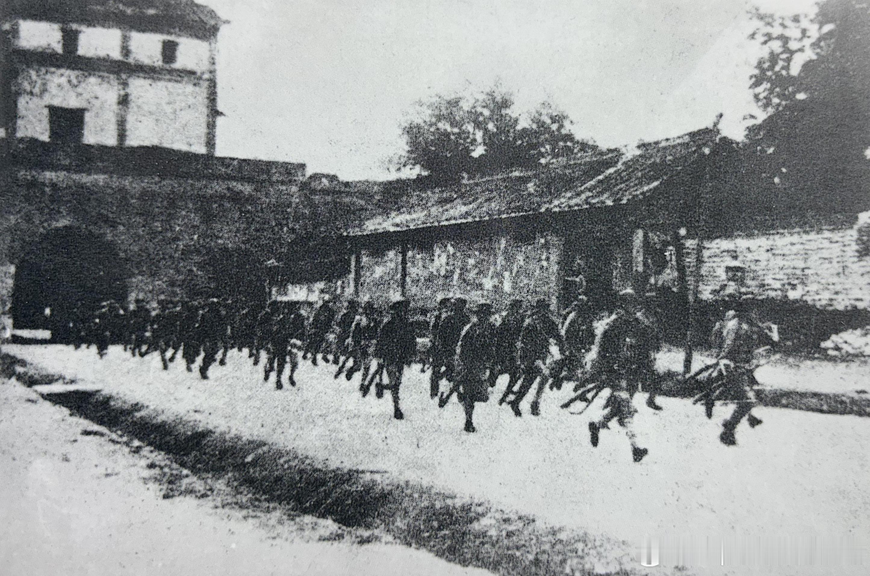 1937年7月驻守宛平县城的第29军第37师第111旅219团官兵出城抗击日军进