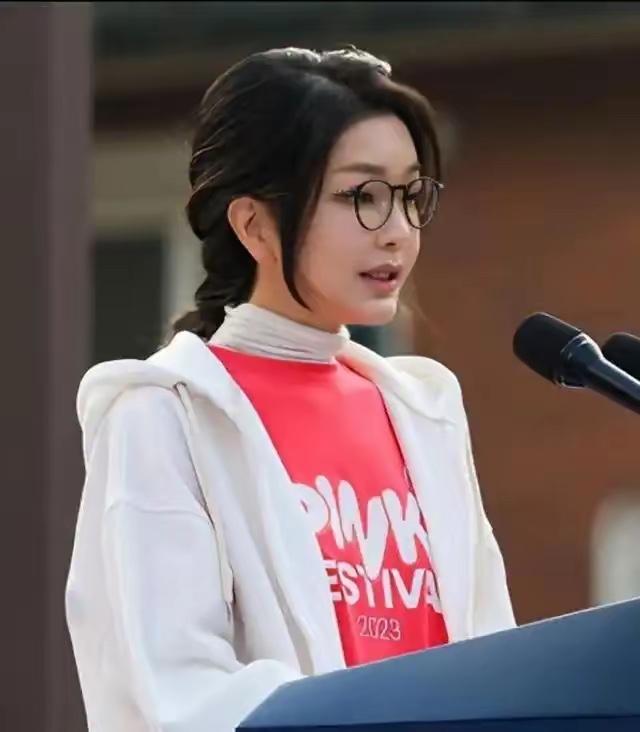 尹锡悦的美女老婆，今天被判了！
​当然，目前仅有1年8个月，而说白了，就是道“前