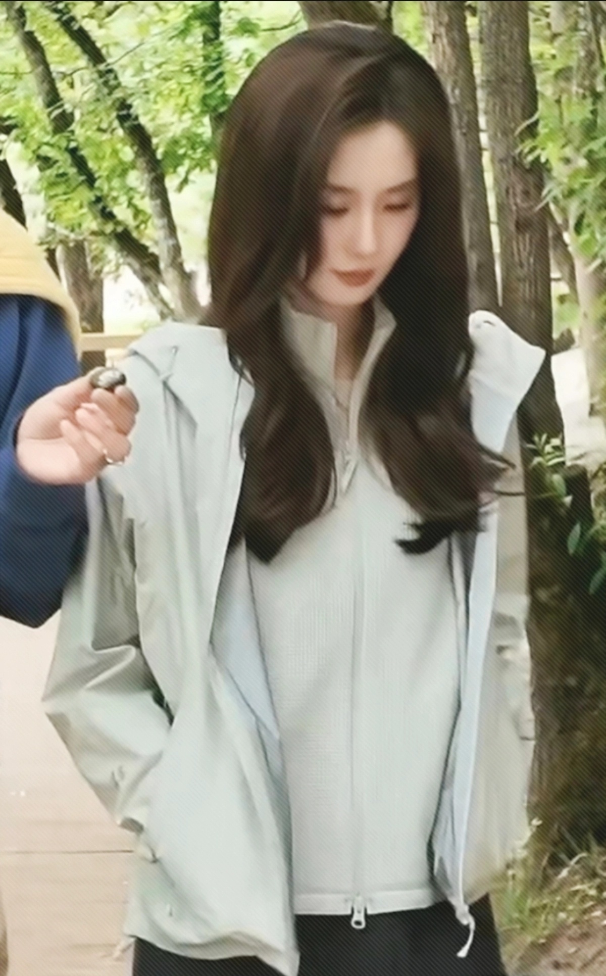 姐低头的一瞬间好温婉 