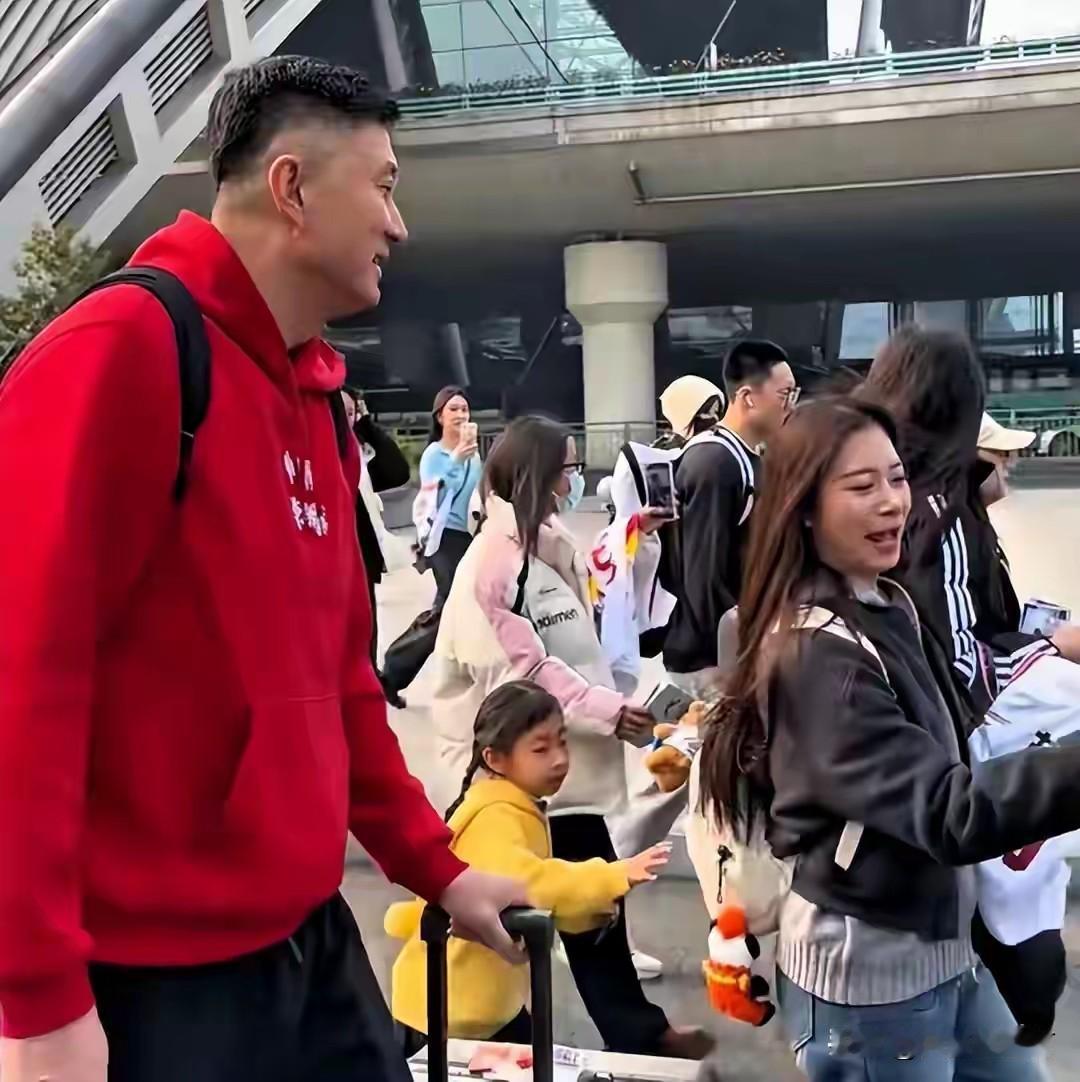 杜锋来到福地四川，心情非常好，特意穿上了红彤彤的外套，因为四川队与广东队一直都是