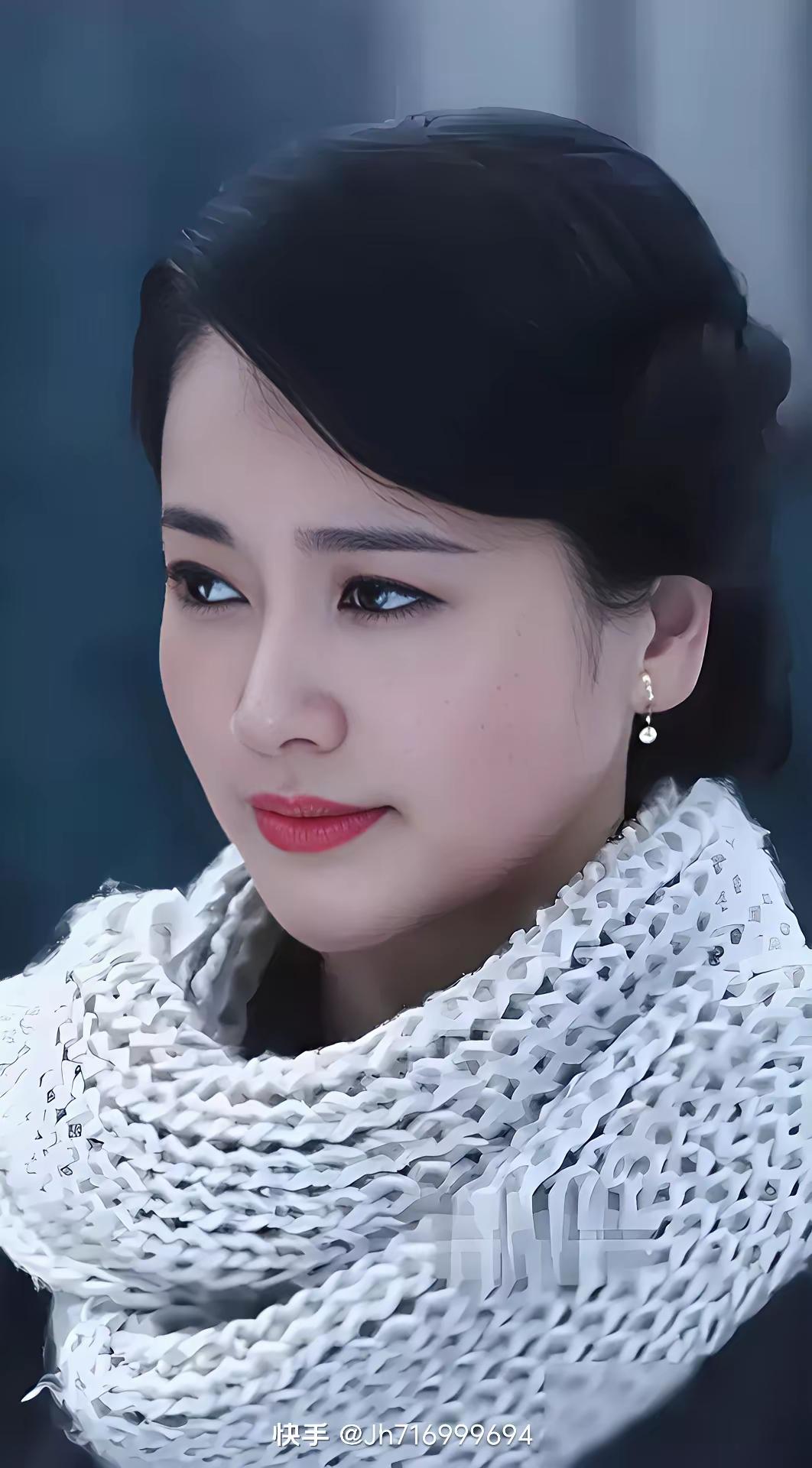 左小青
很漂亮但不惊艳
不过有一种看一眼便入心的感觉[舔屏]