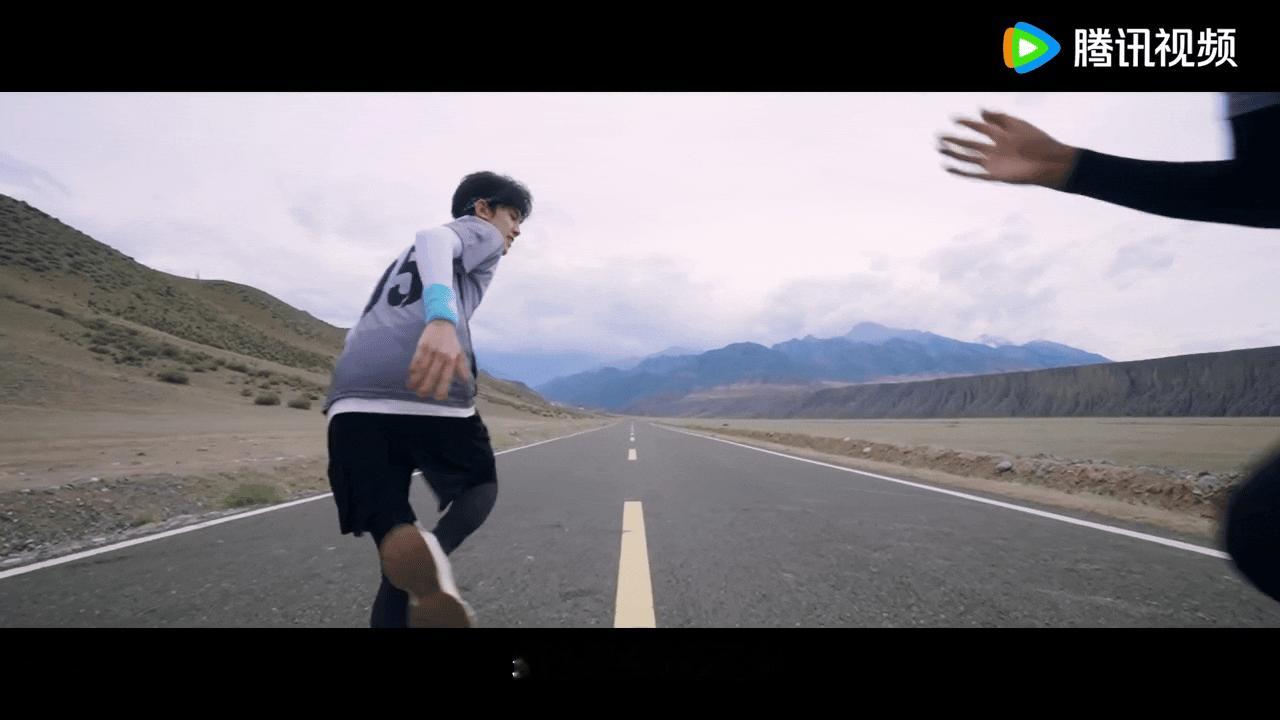 TOP管李飞叫小飞一路向海的少年TOP登陆少年组合的新旅综来了个叫李飞的嘉宾，五