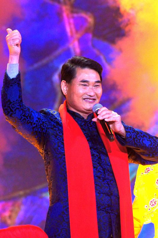 朱之文凭借一身朴素大衣、扎实唱功站上《星光大道》，从普通农民一路突围走红。成名之