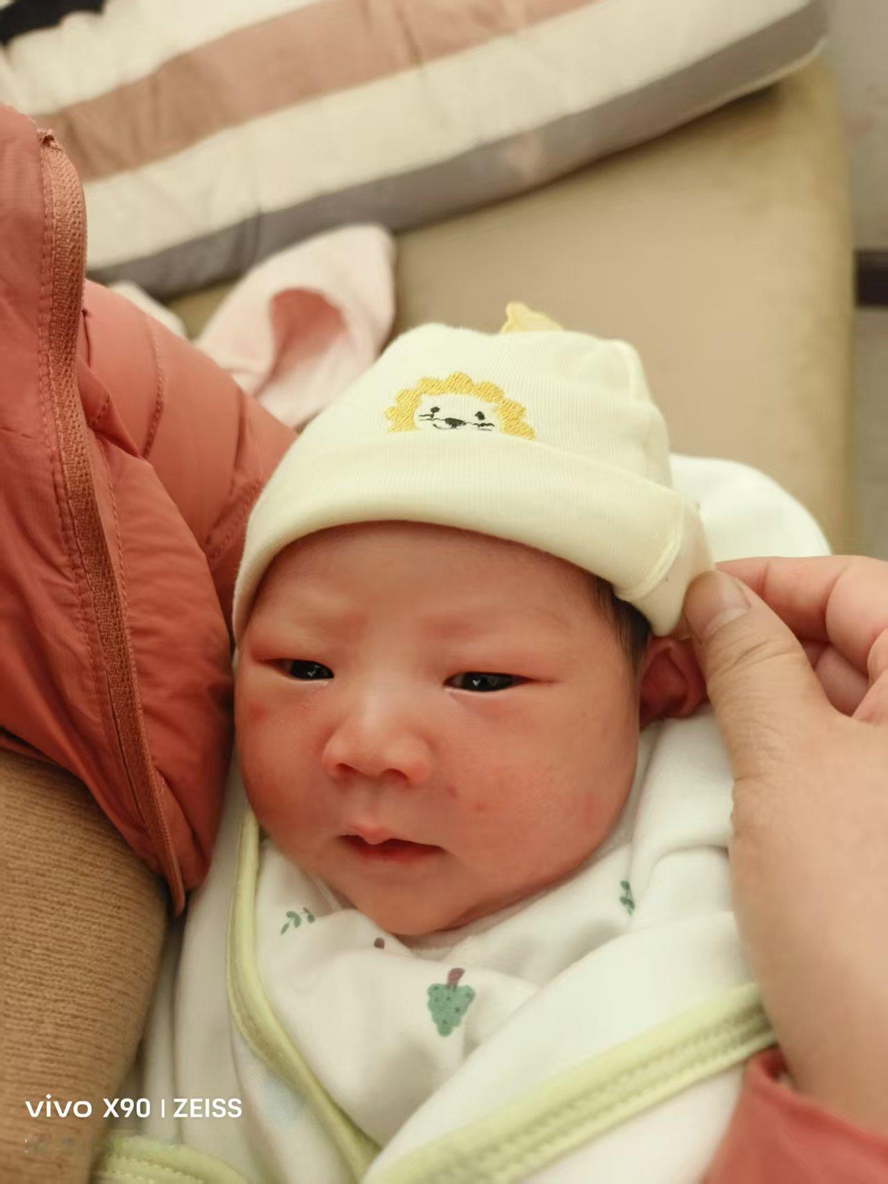 呦呦出生第二天，是这个样子！