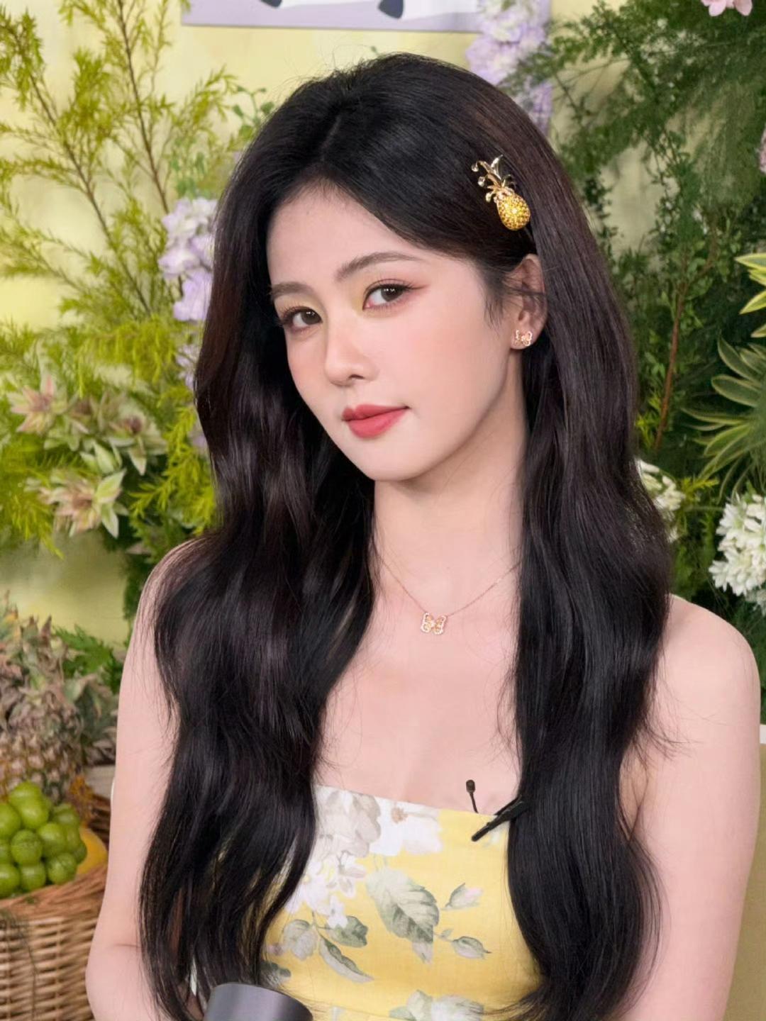 鹿角这菠萝慕斯装，甜到我心里去了[爱慕]
白鹿 娱乐