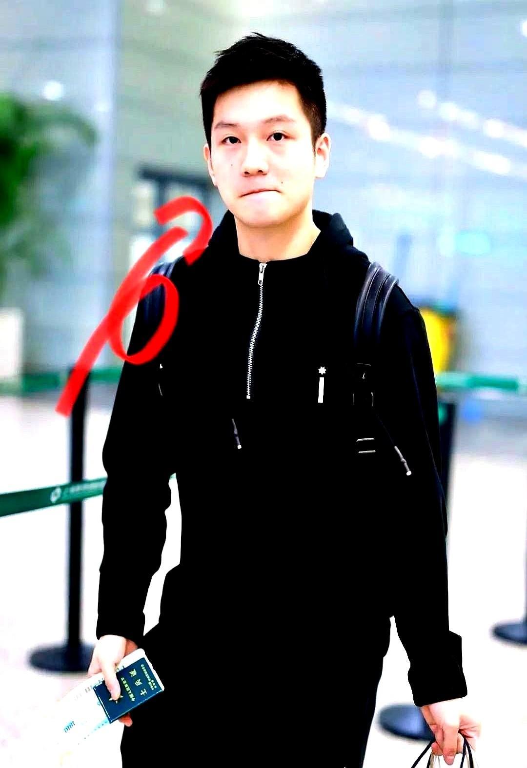 你说这人是不是着了魔

樊振东为什么不结婚

不是因为没人馋他的身子，而是因为他