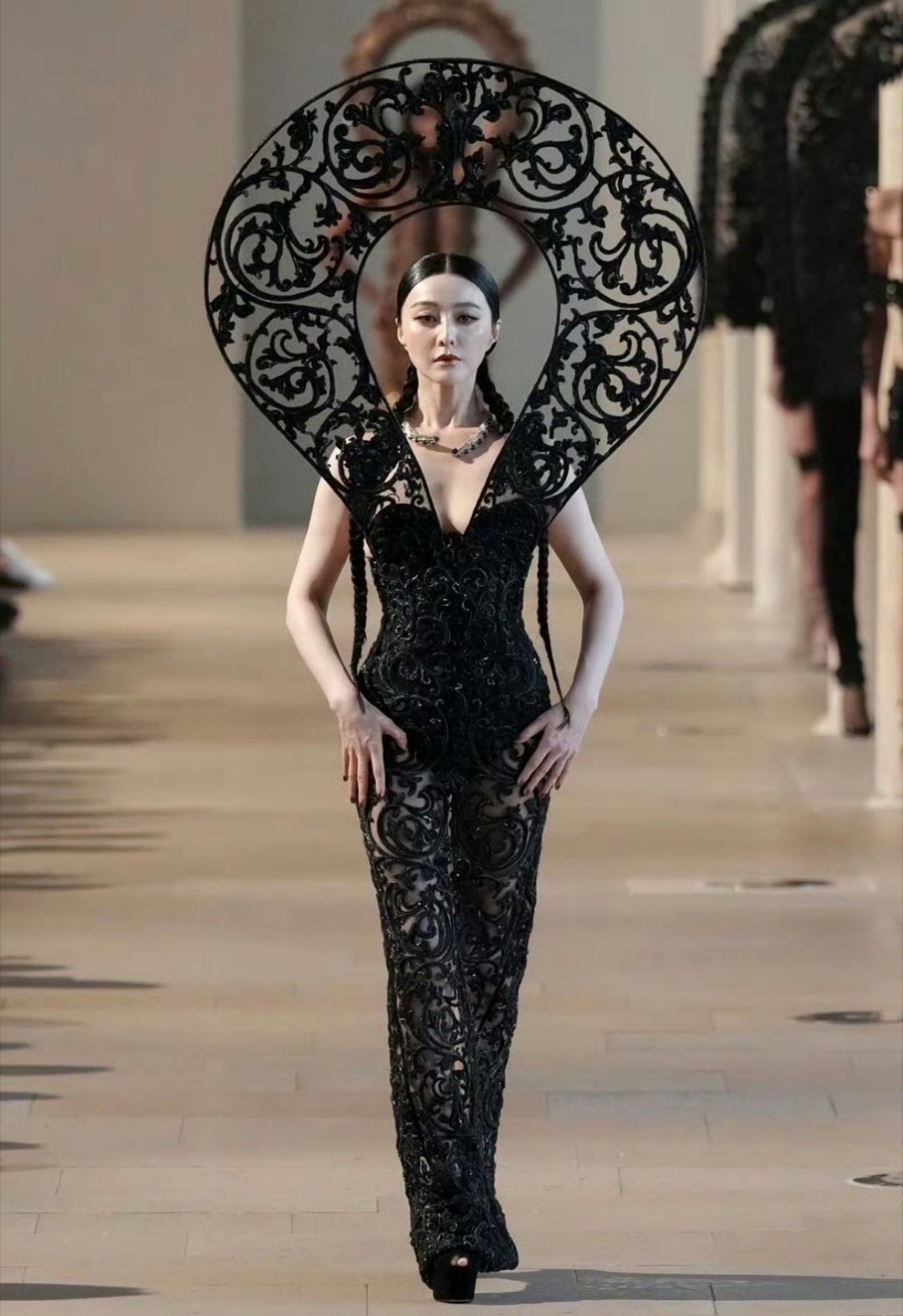 巨星范冰冰Rahul Mishra26秋冬高级定制系列全球首穿 